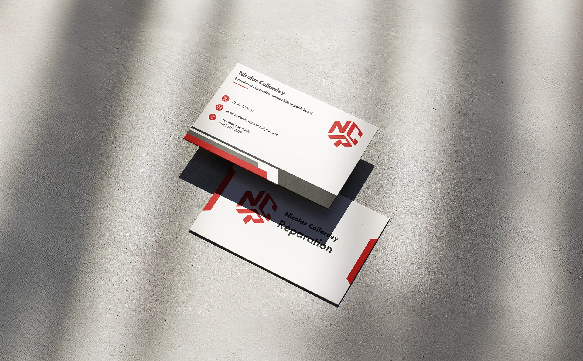 Mockup de cartes de visite Nicolas Collardey Réparation présentant le logo, les coordonnées et l’univers graphique de la marque.